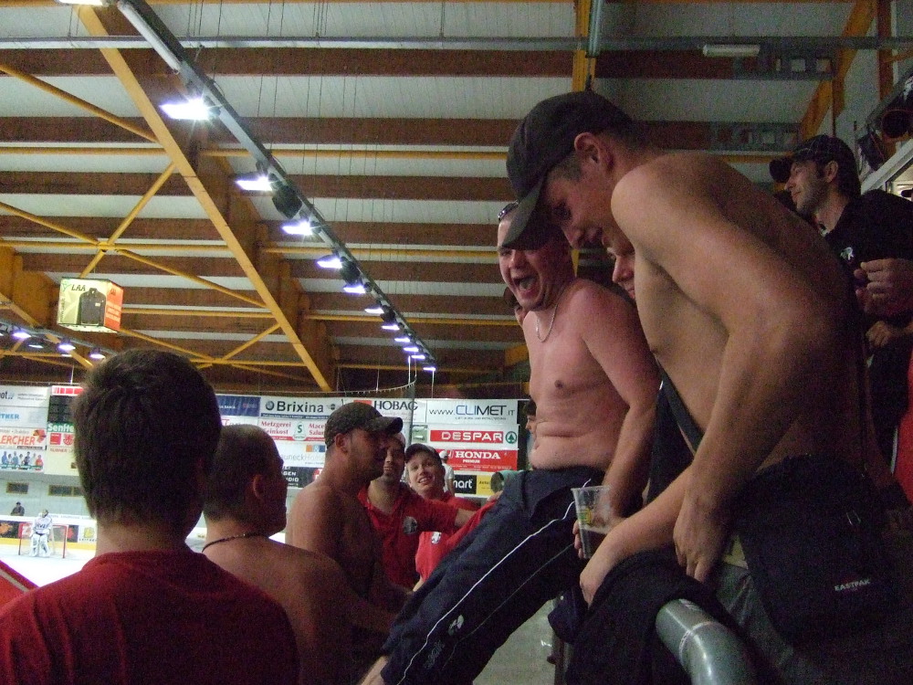 Zieht euch was an Jungs, bald wirds dunkel!